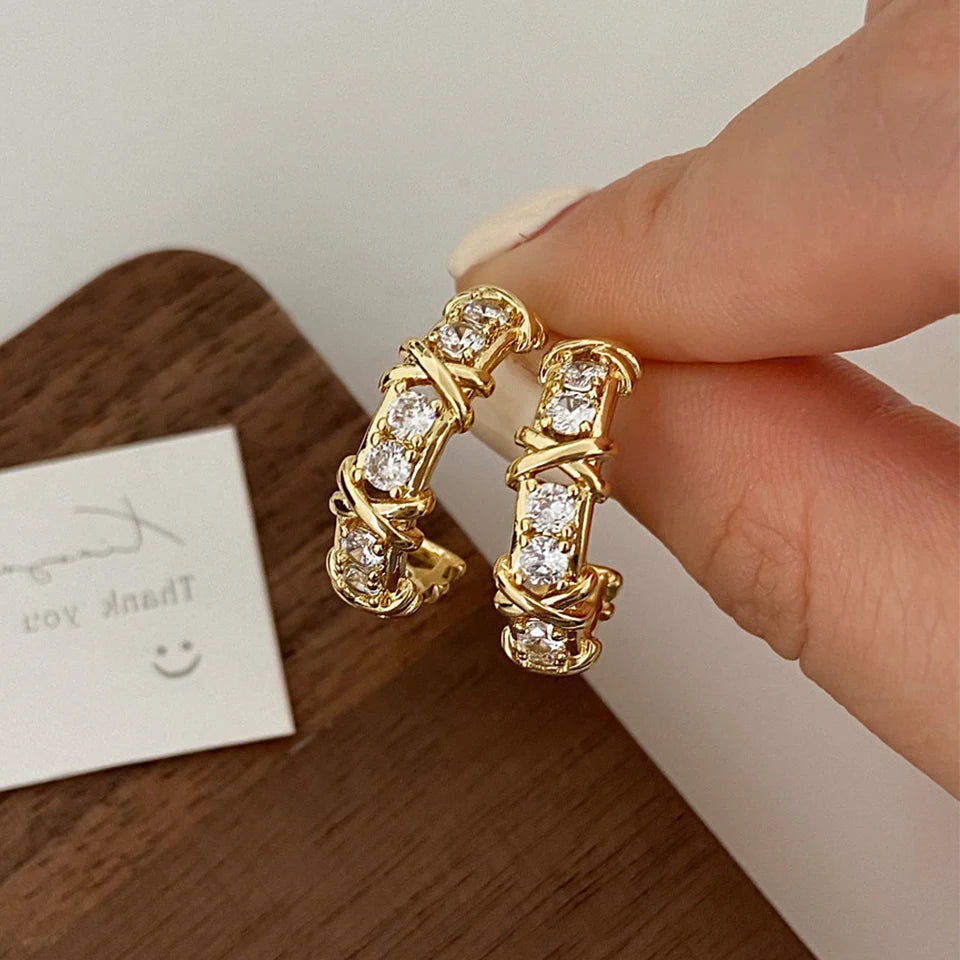 Créoles vintage design CC – Boucles d’oreilles croisées avec zircon