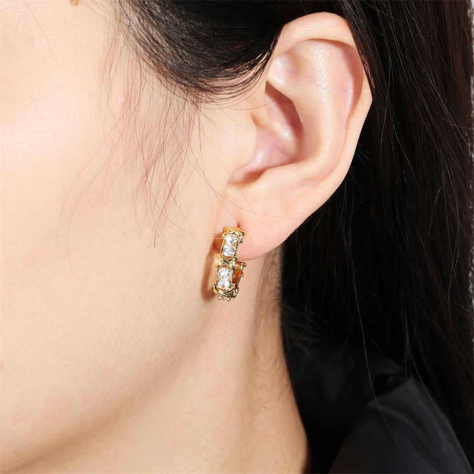 Créoles vintage design CC – Boucles d’oreilles croisées avec zircon