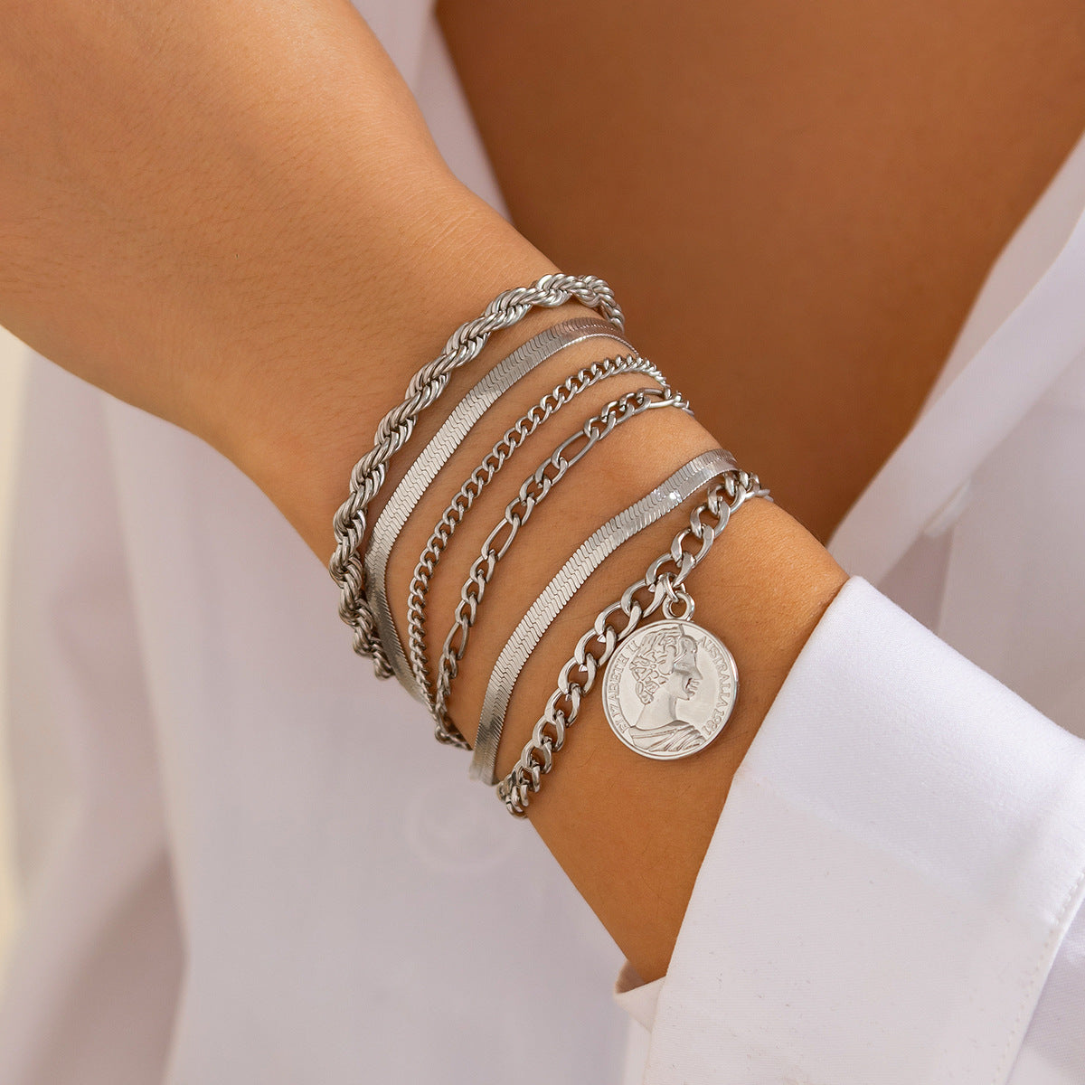 Set de bracelets tendance – Pendentif rond & chaînes serpent plates irrégulières
