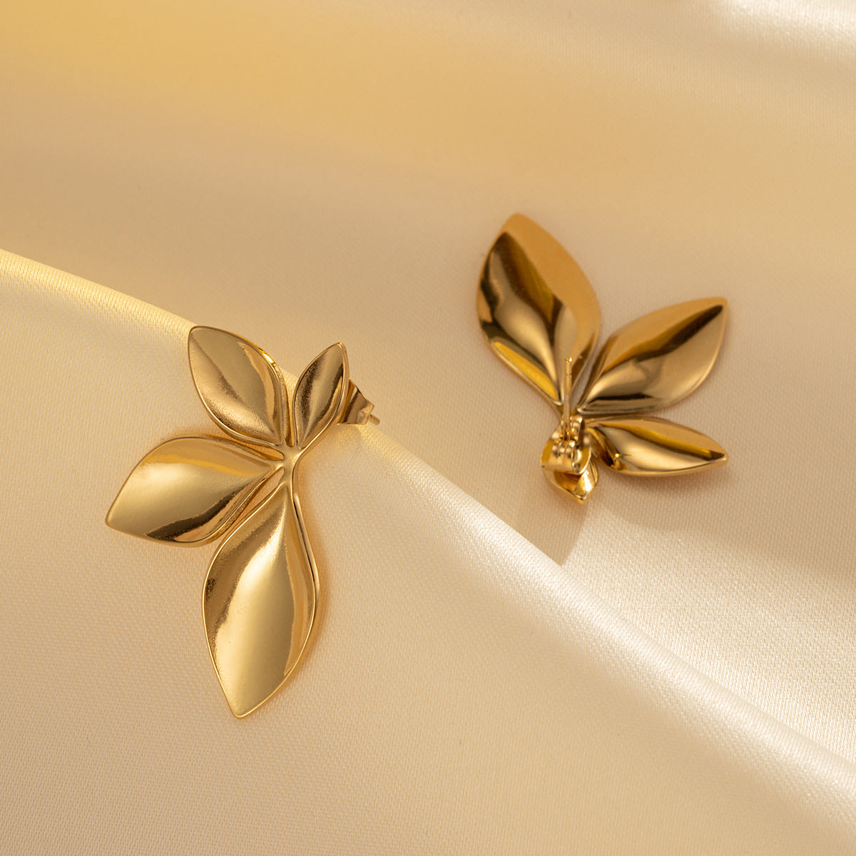 Boucles d’oreilles en Acier Titane  Feuilles élégantes plaquées Or