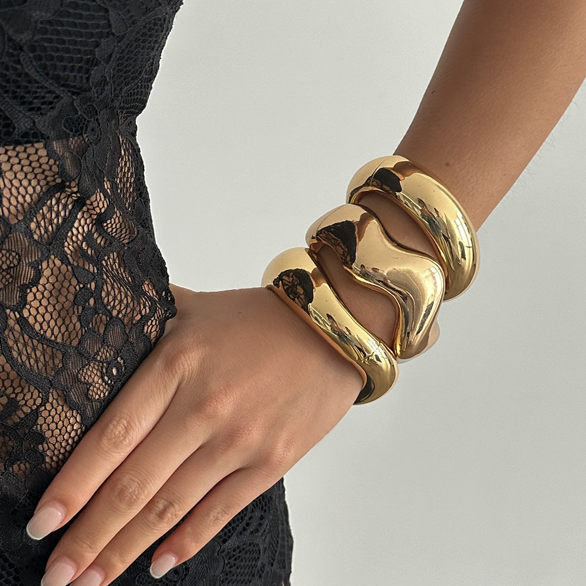 Bracelet métallique tendance à courbes irrégulières Style décontracté chic