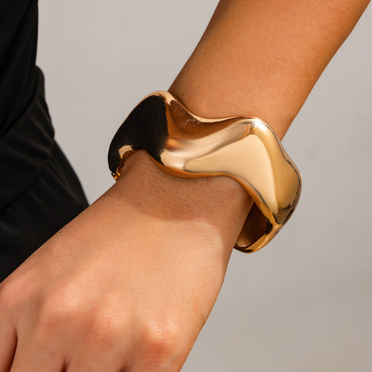 Bracelet métallique tendance à courbes irrégulières Style décontracté chic