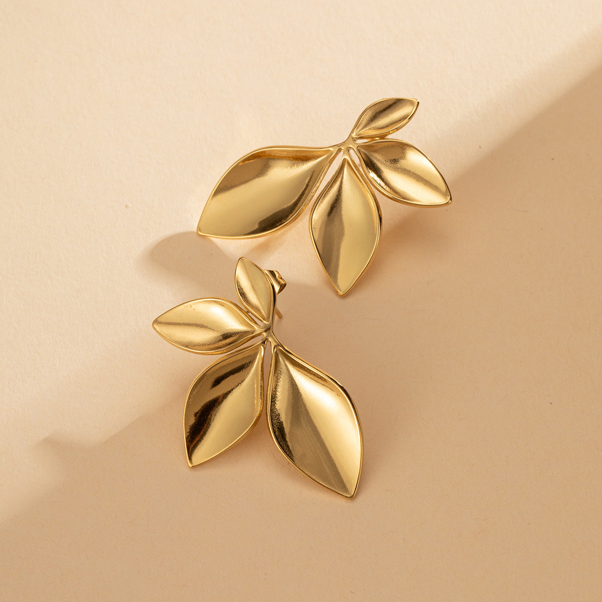 Boucles d’oreilles en Acier Titane  Feuilles élégantes plaquées Or