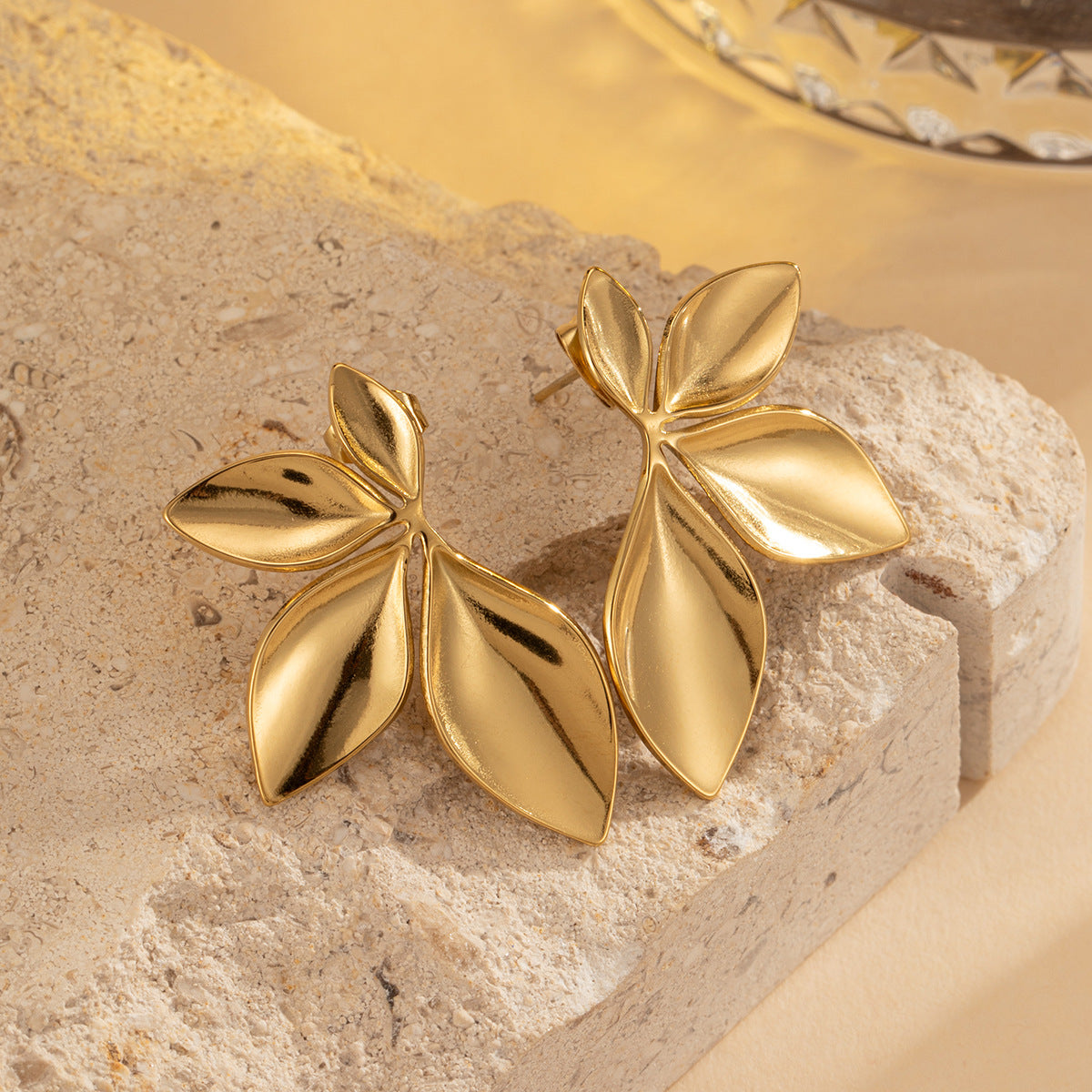 Boucles d’oreilles en Acier Titane  Feuilles élégantes plaquées Or